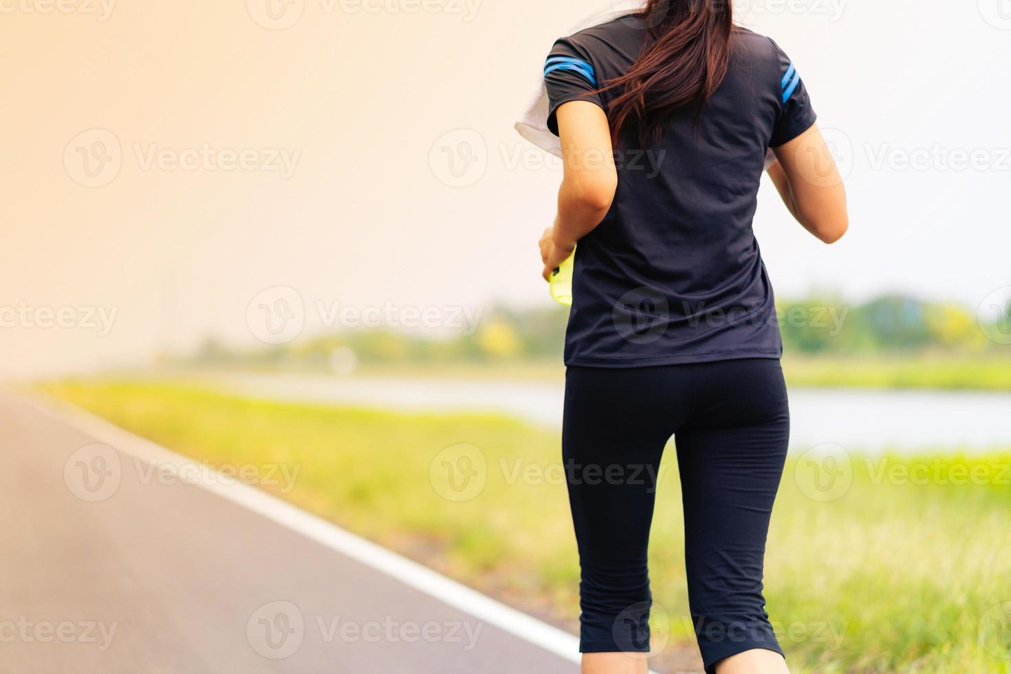 linda garota correndo na estrada, saudável fitness mulher treinando foto