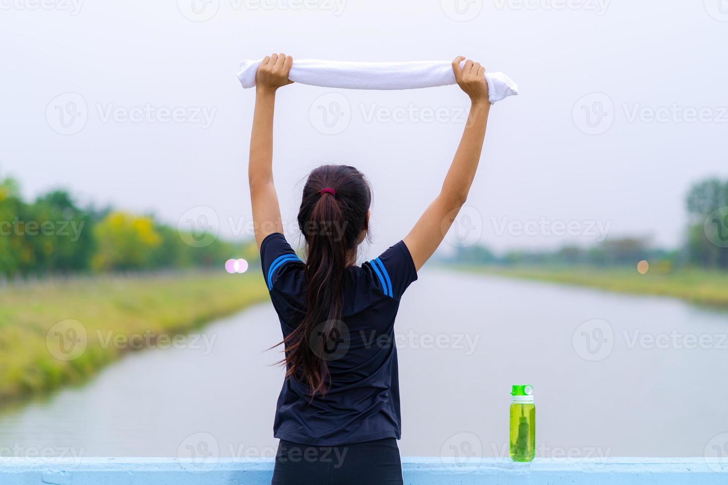 retrato de uma linda garota em roupas esportivas durante o exercício foto