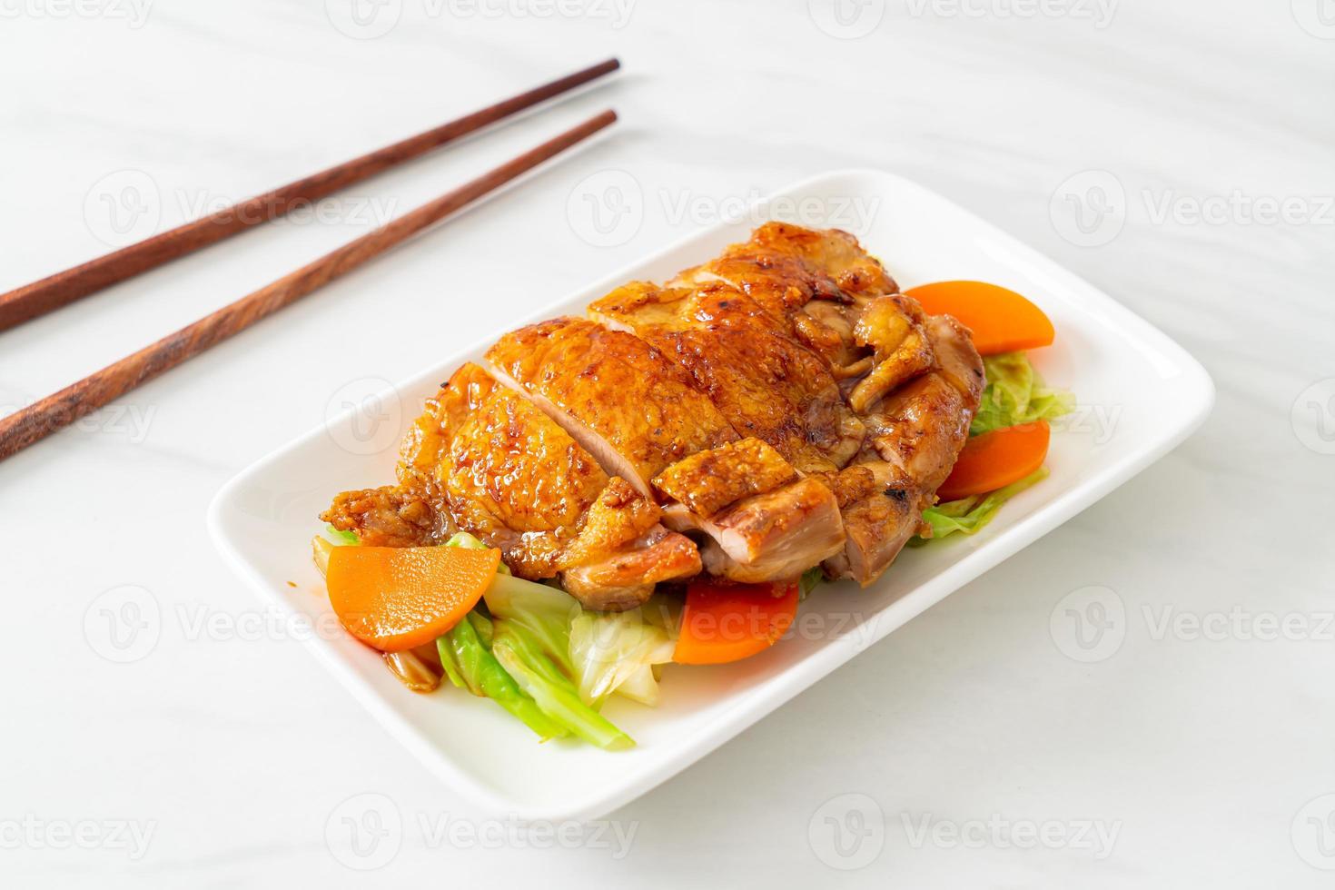 bife de frango teriyaki teppanyaki com repolho e cenoura foto