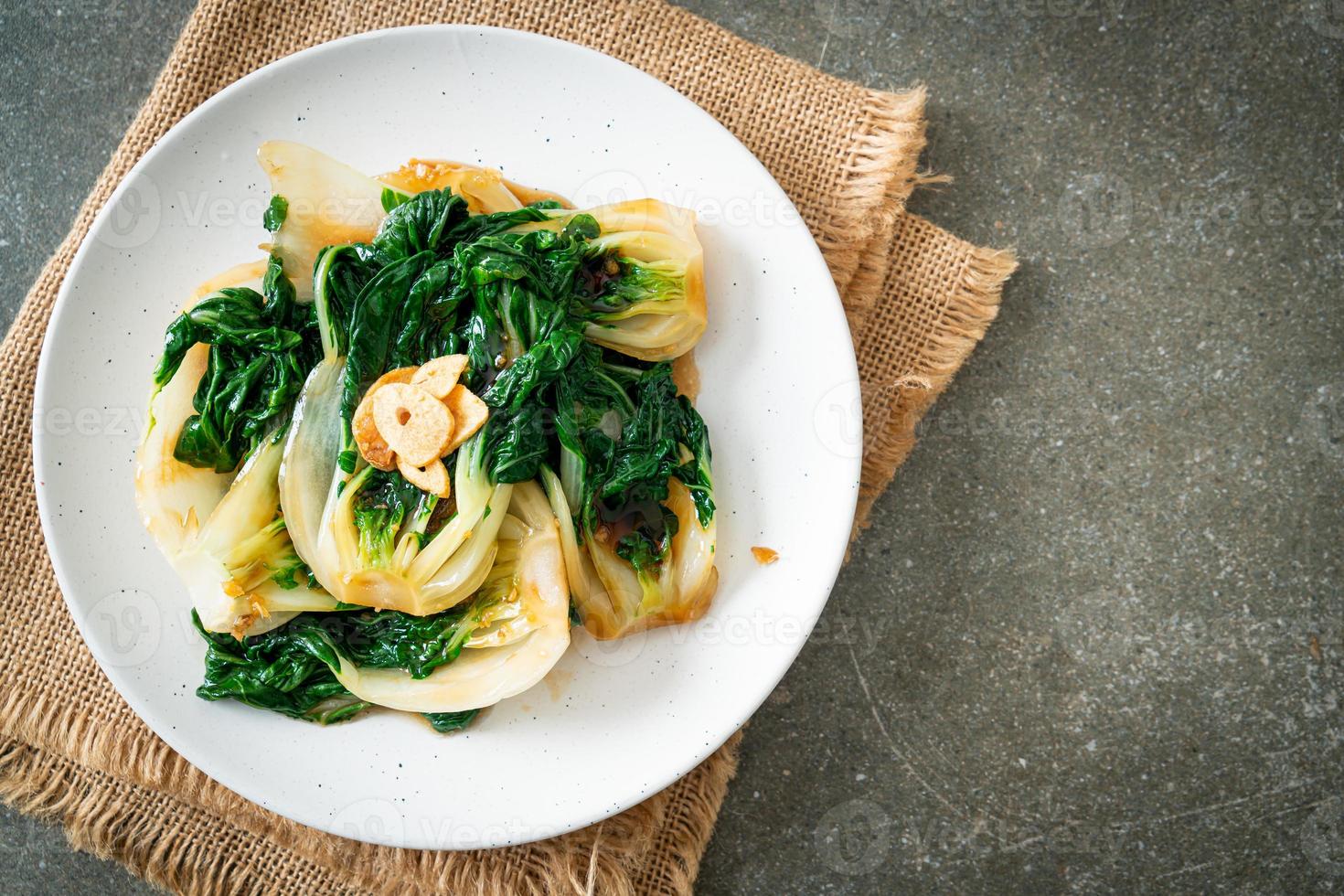 repolho chinês bebê com molho de ostra e alho - estilo de comida asiática foto