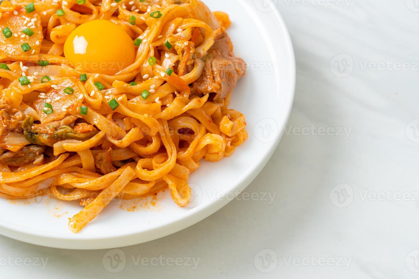 macarrão udon frito com kimchi e carne de porco - comida coreana foto