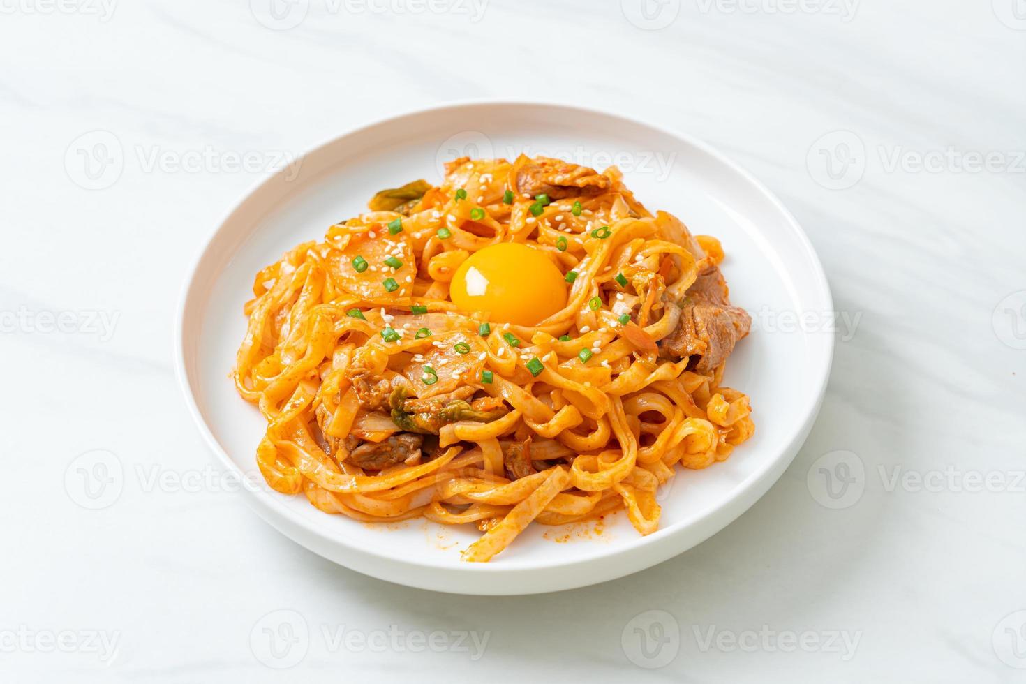 macarrão udon frito com kimchi e carne de porco - comida coreana foto