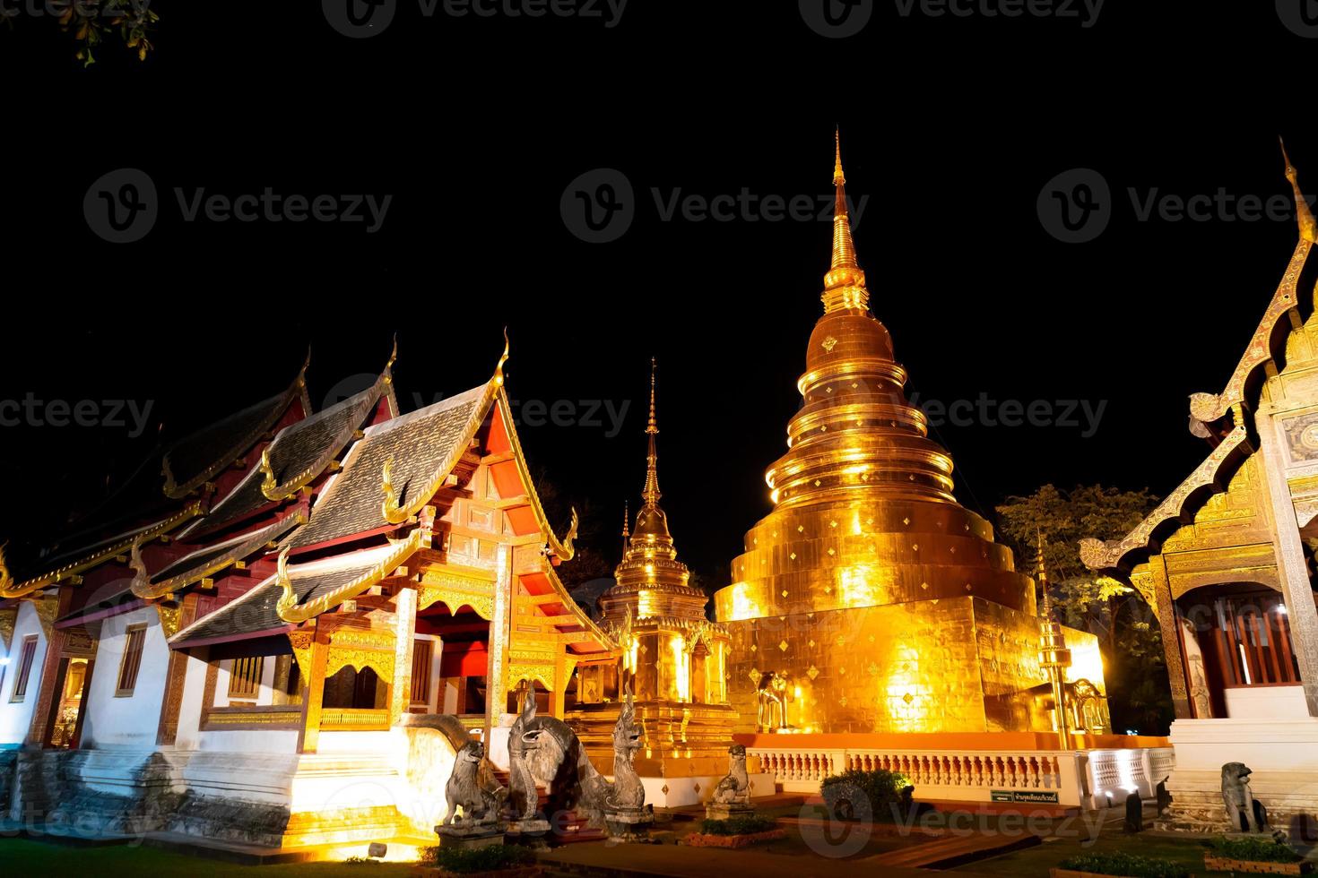 bela arquitetura no templo wat phra sing waramahavihan à noite na província de chiang mai, tailândia foto
