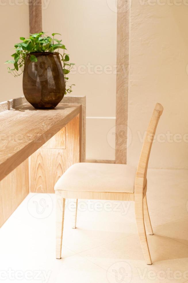 linda cadeira de madeira com luz quente decorar em um quarto foto