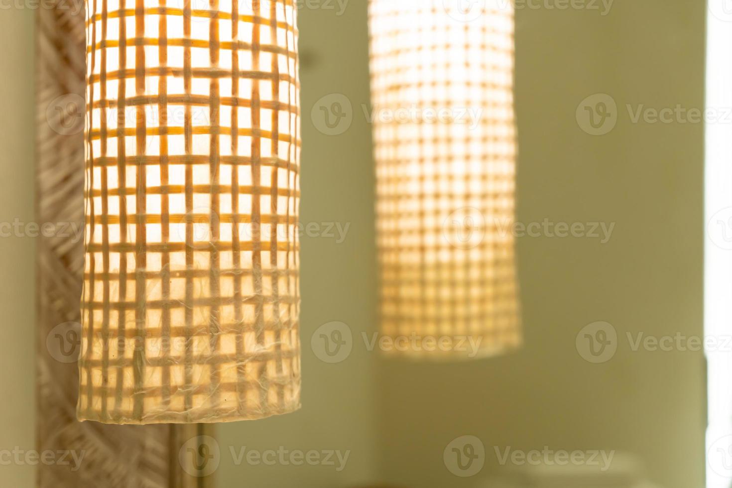 linda lâmpada decorada no quarto do hotel foto