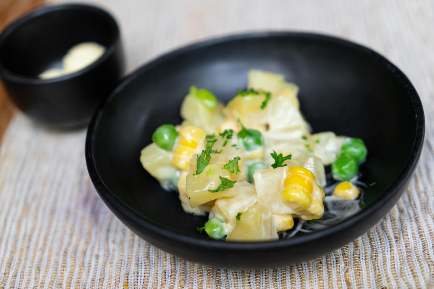 tigela de salada de batata e milho foto