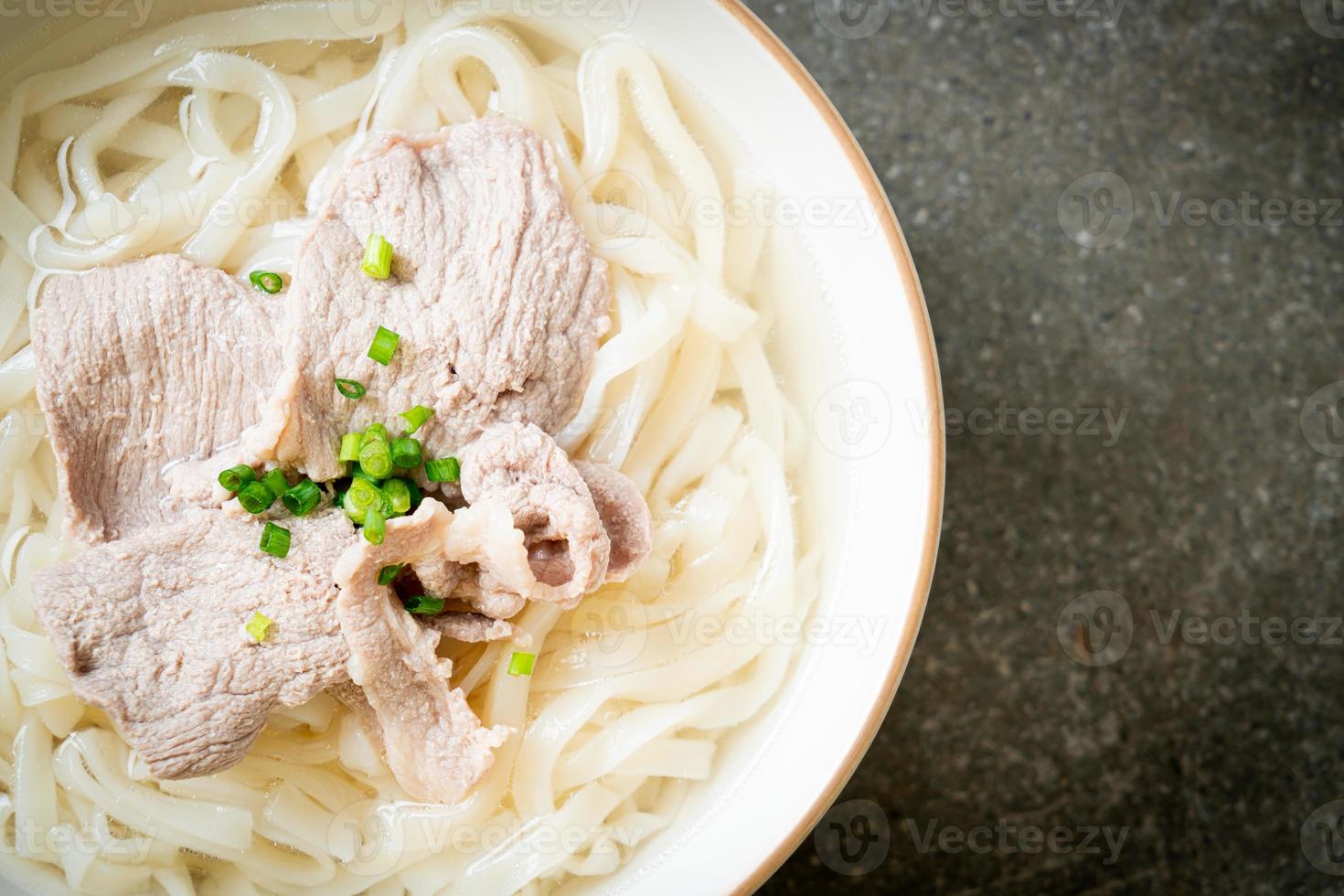 macarrão udon ramen caseiro com carne de porco em sopa clara foto