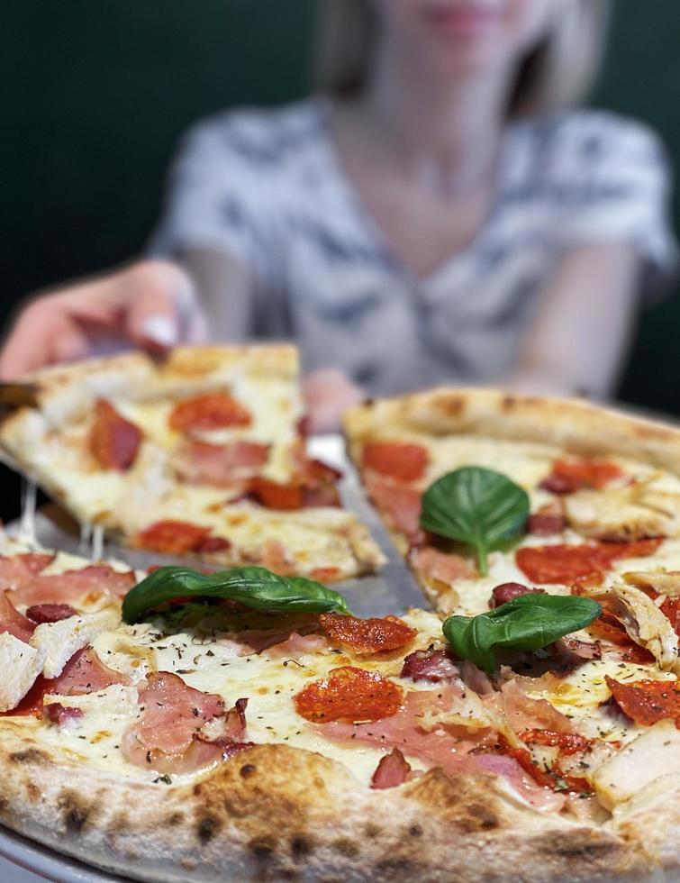 pizza com molho de pizza, queijo mussarela e calabresa. foto