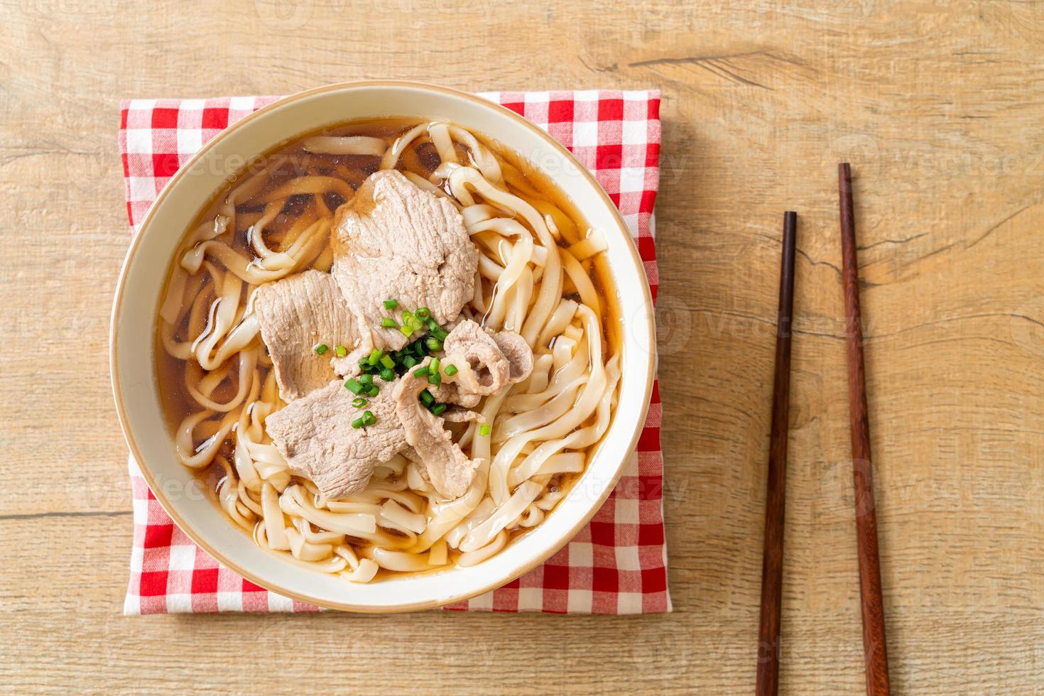 macarrão udon ramen caseiro com carne de porco na sopa de soja ou shoyu foto