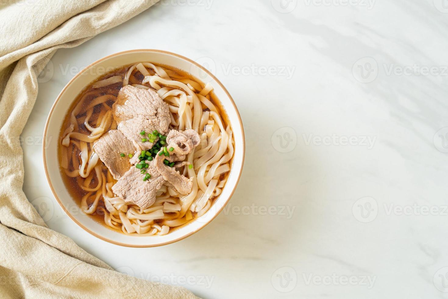 macarrão udon ramen caseiro com carne de porco na sopa de soja ou shoyu foto