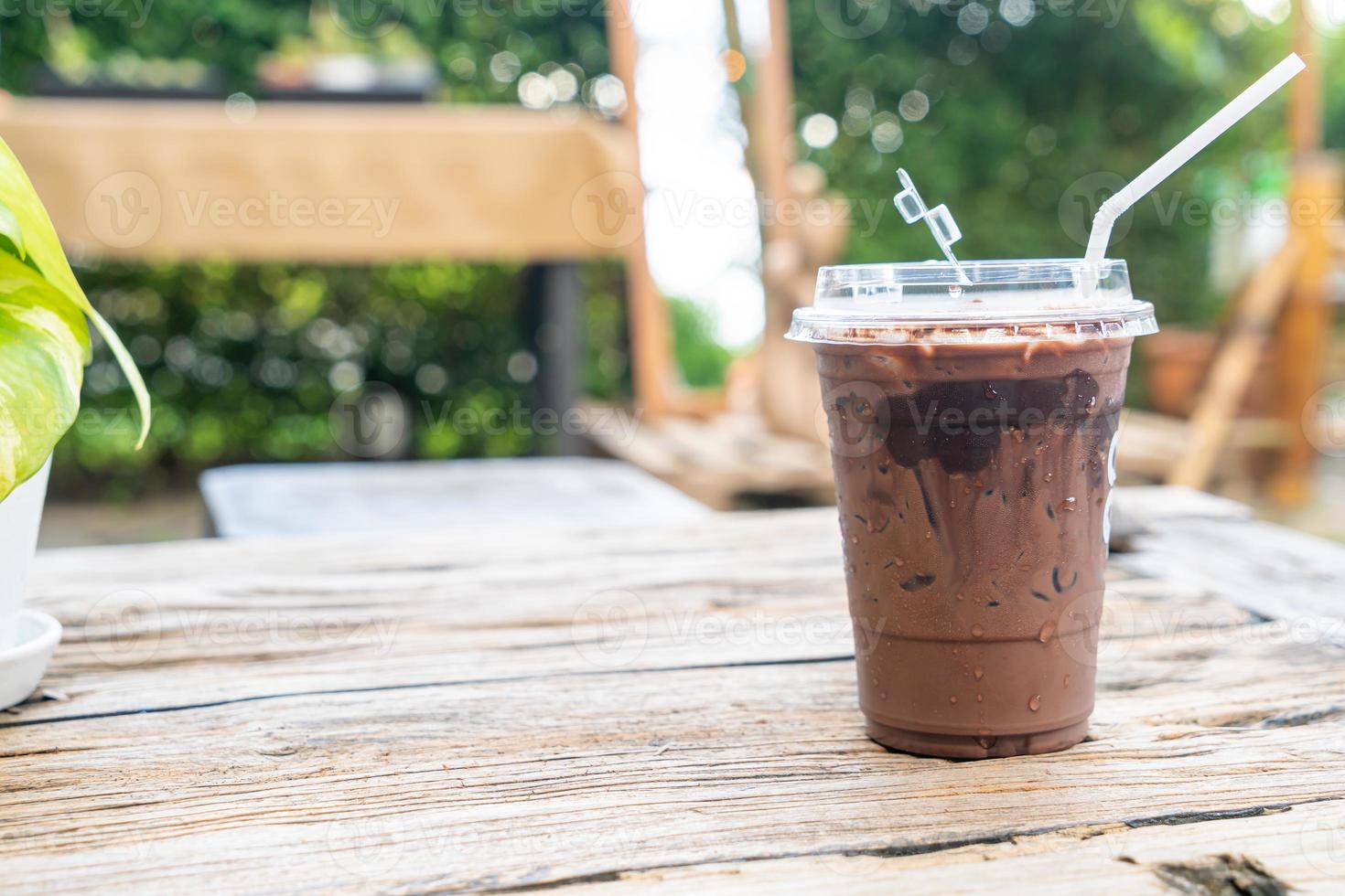 copo duplo de milk-shake de chocolate ao leite e chocolate amargo foto