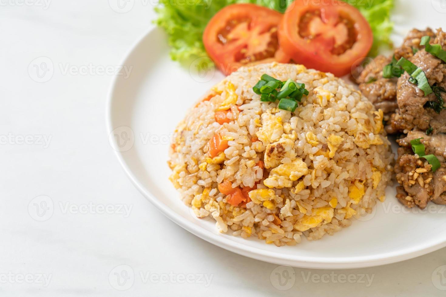 arroz frito com porco grelhado - comida asiática foto