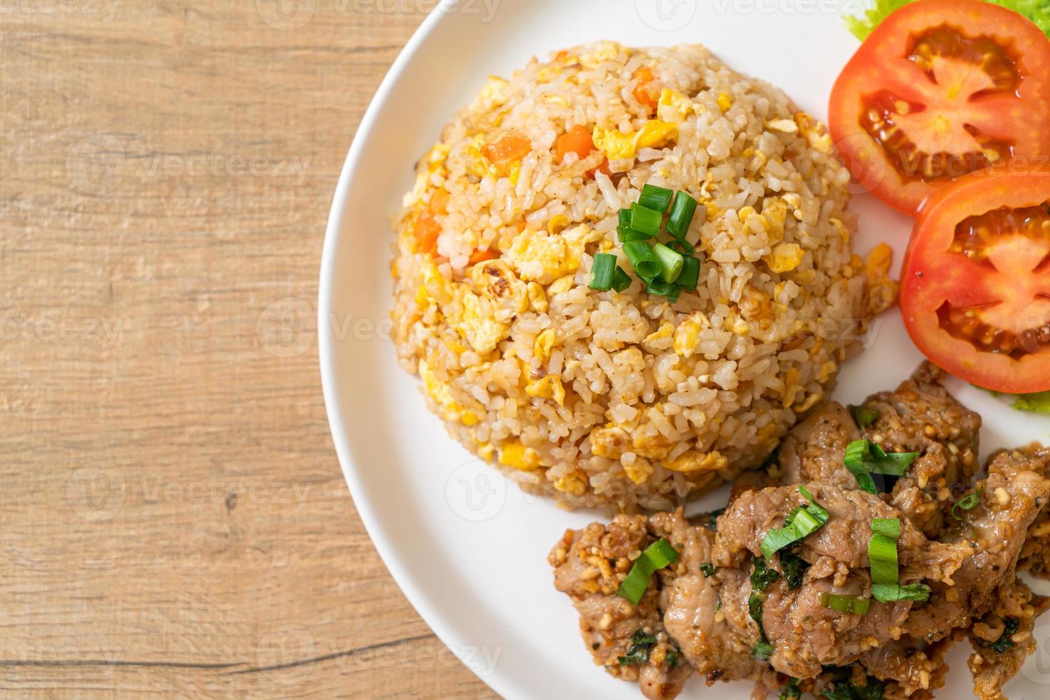 arroz frito com porco grelhado - comida asiática foto