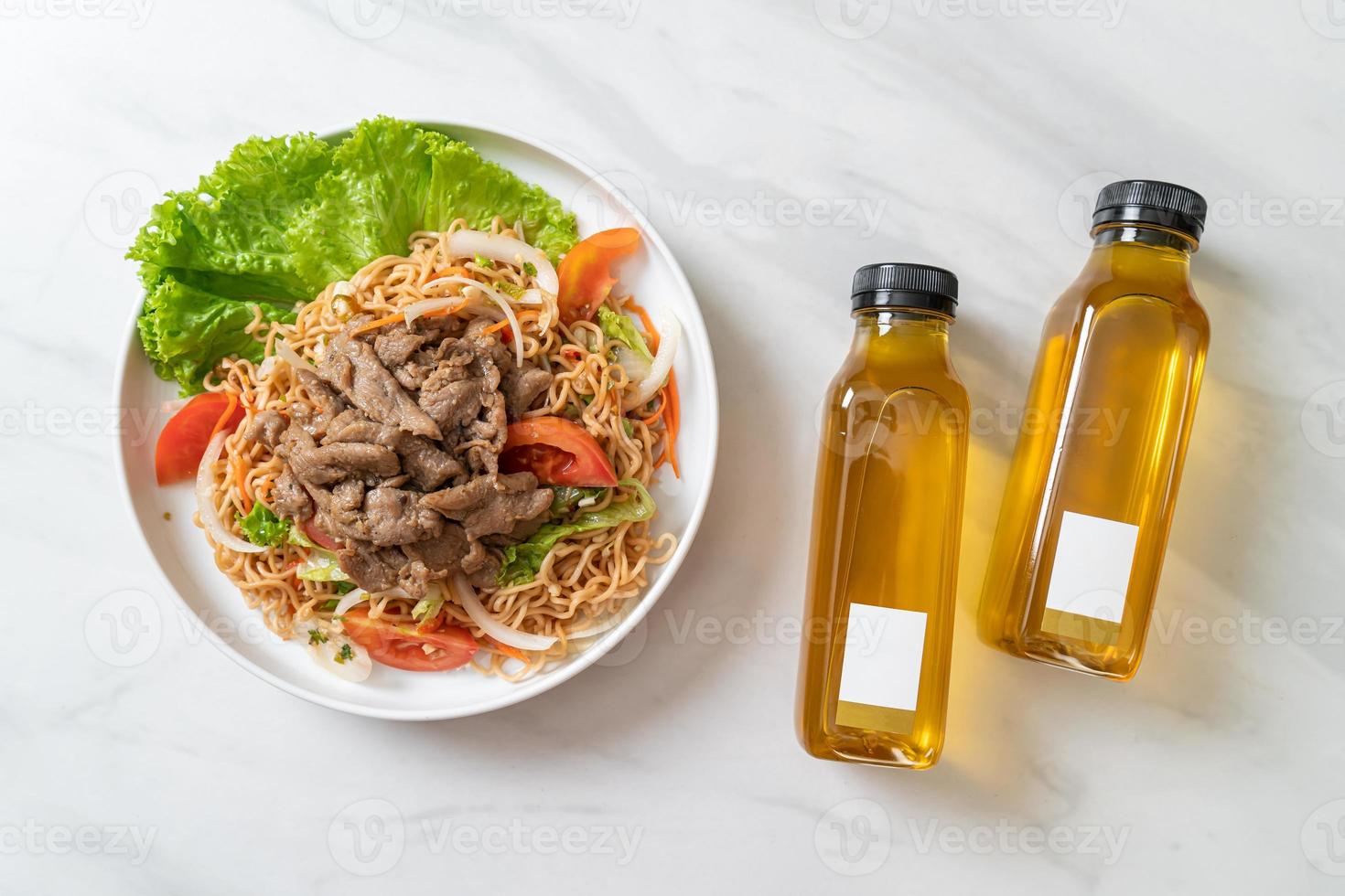 Salada picante de macarrão instantâneo com garrafa de suco de porco e crisântemo - comida asiática foto