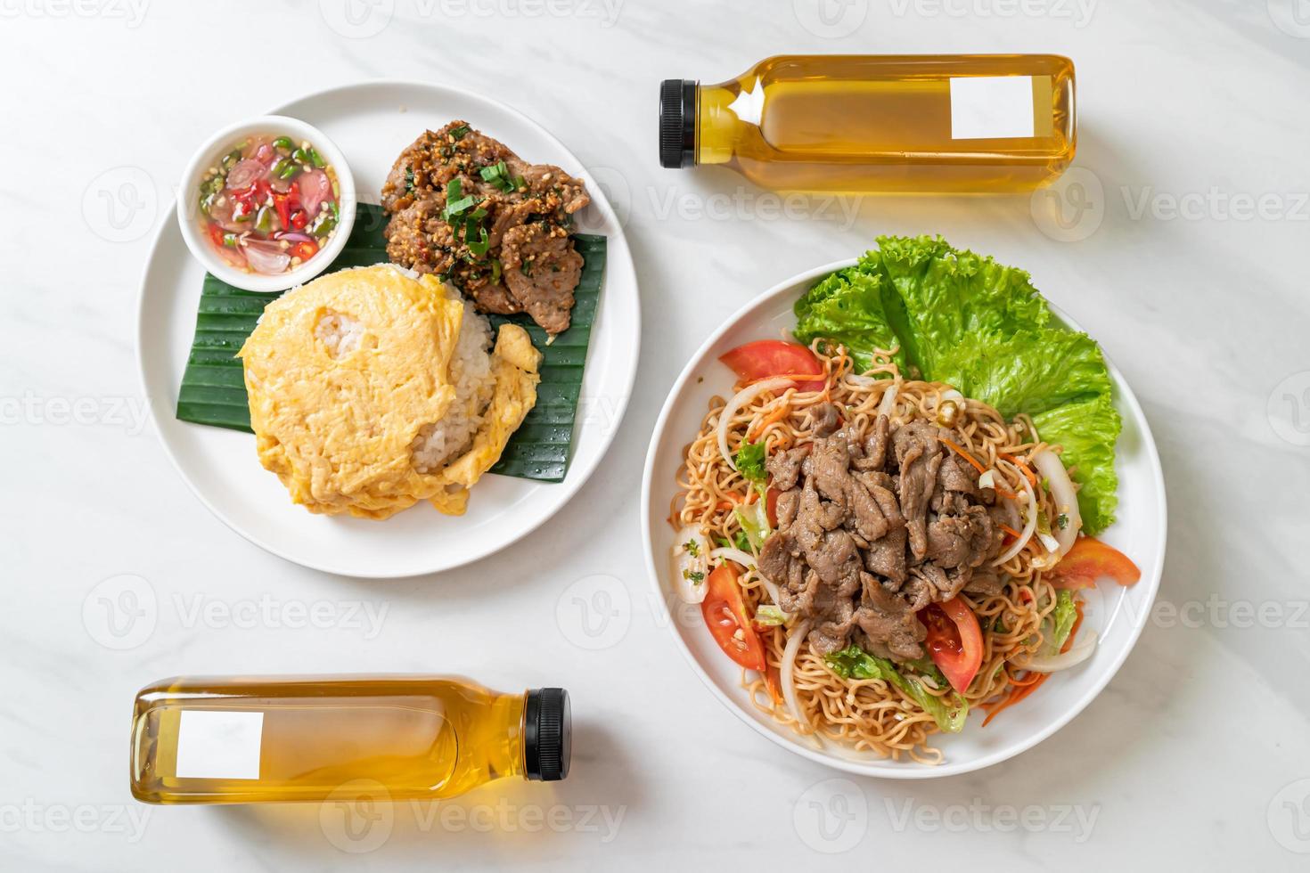 Salada picante de macarrão instantâneo com carne de porco e ovo com arroz coberto com carne de porco grelhada - comida asiática foto