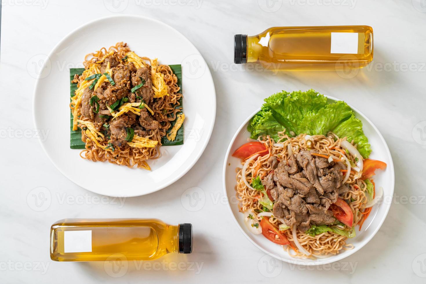 Salada picante de macarrão instantâneo com carne de porco e macarrão instantâneo frito com carne de porco e garrafa de suco de crisântemo - conjunto de comida asiática foto