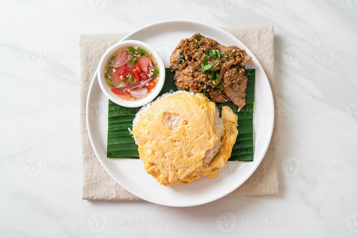 ovo com arroz coberto com carne de porco grelhada e molho picante - comida asiática foto