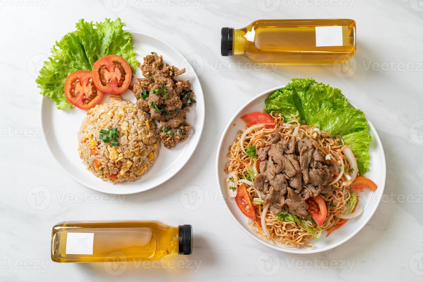 Salada picante de macarrão instantâneo com carne de porco e arroz frito com carne de porco grelhada - comida asiática foto