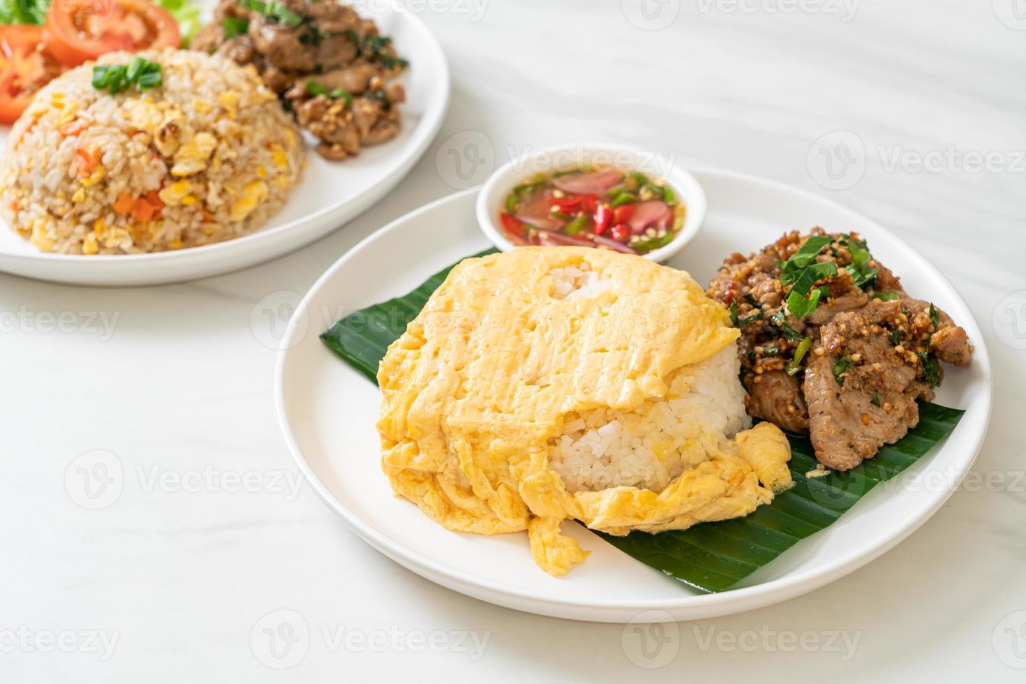 ovo com arroz coberto com carne de porco grelhada e molho picante - comida asiática foto