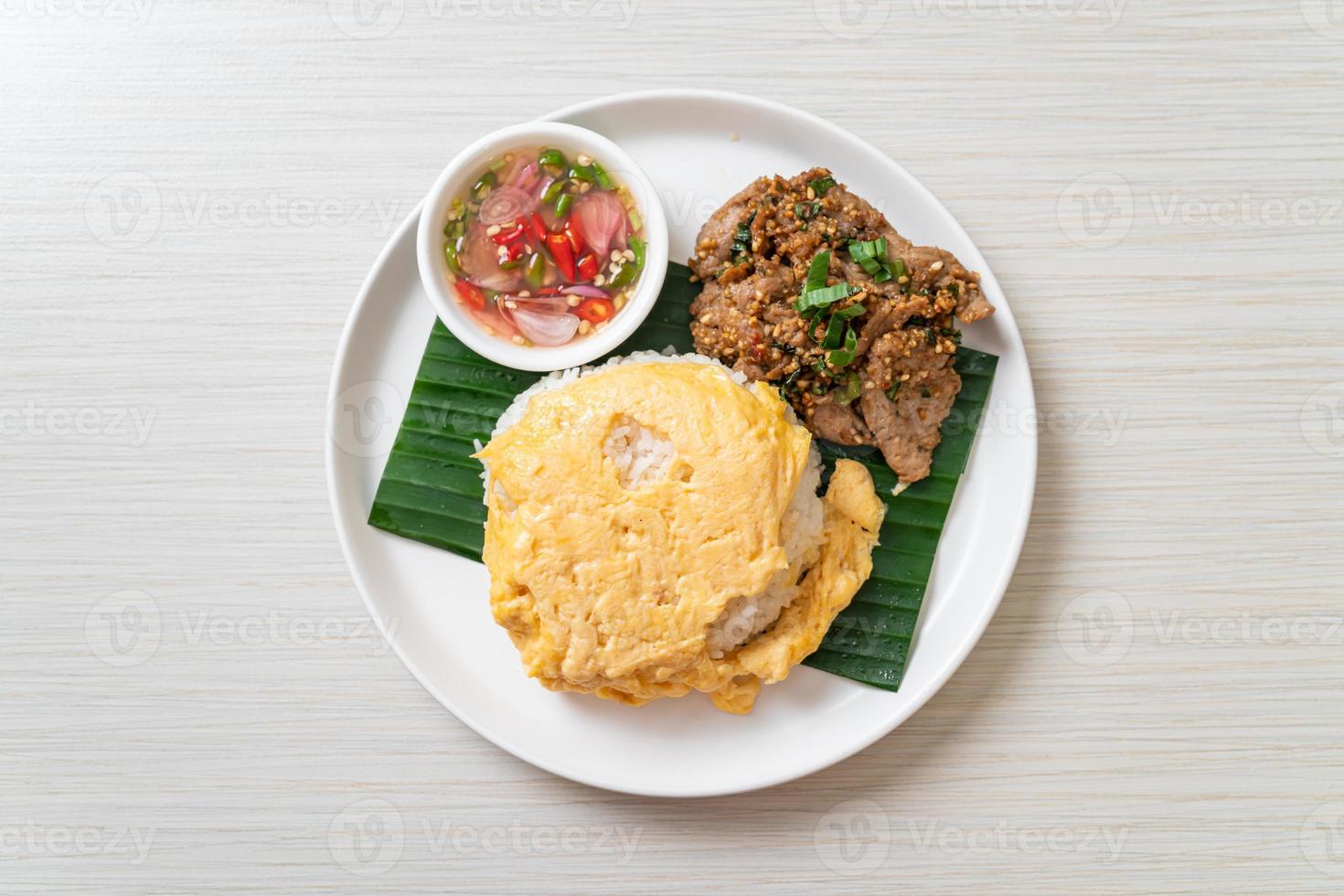 ovo com arroz coberto com carne de porco grelhada e molho picante - comida asiática foto