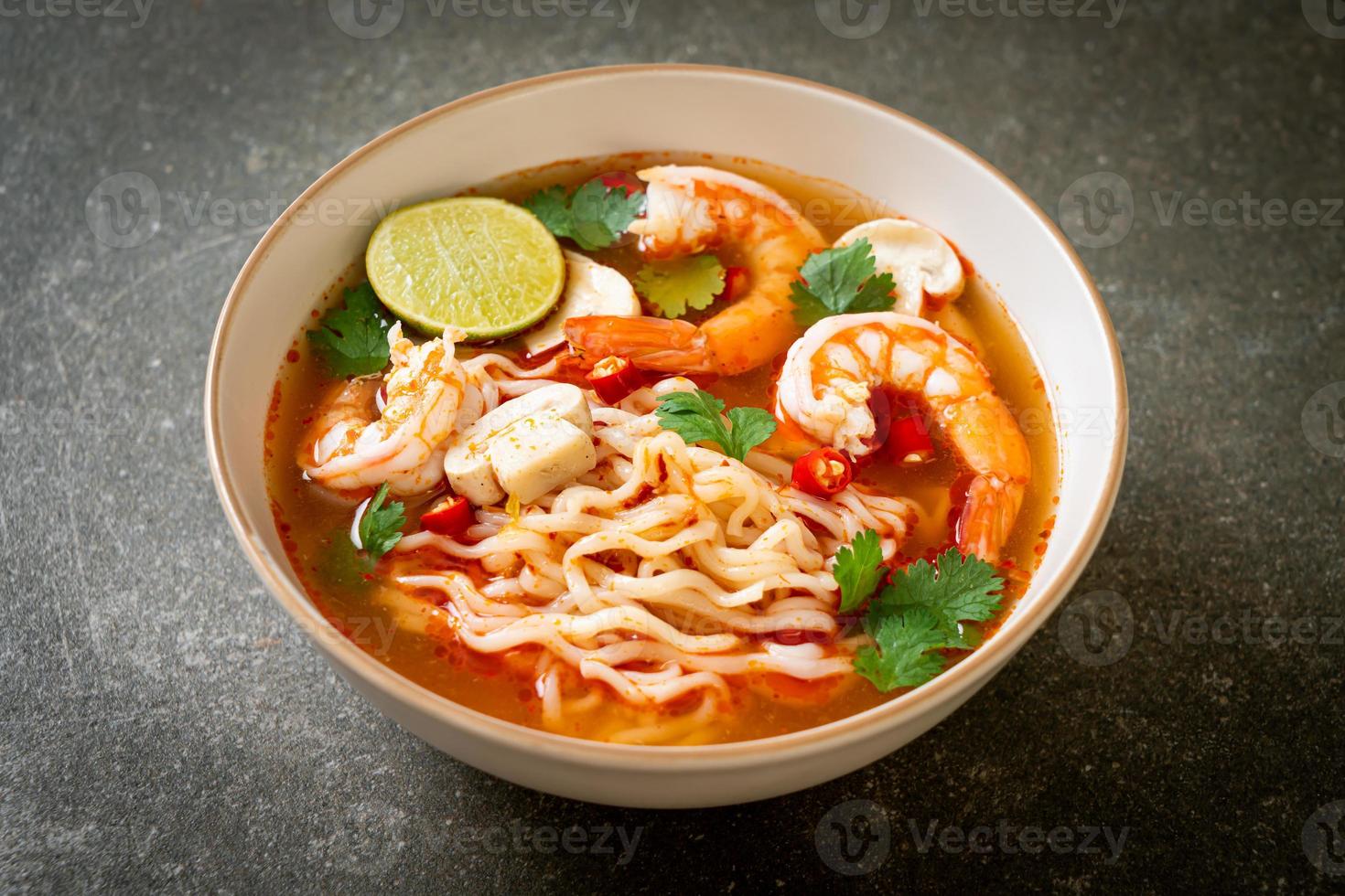 macarrão instantâneo ramen em sopa apimentada com camarão tom yum kung - comida asiática foto