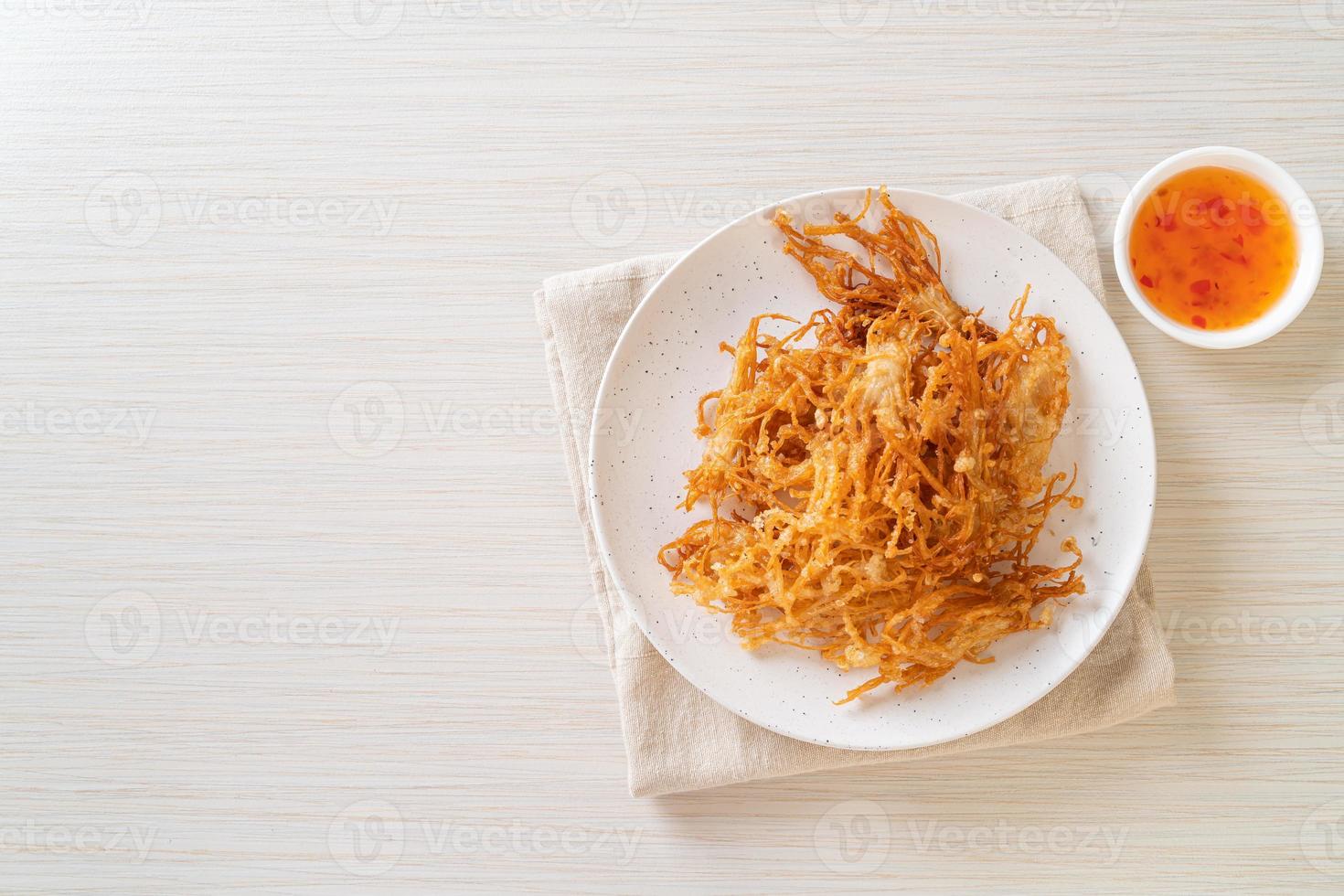 cogumelo enoki frito ou cogumelo com agulha dourada foto
