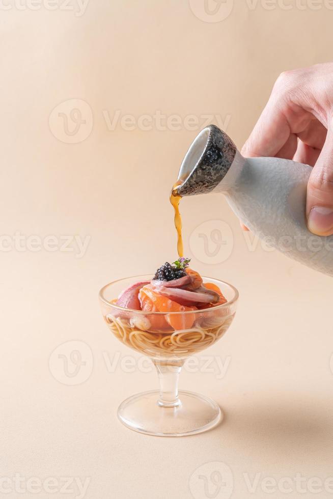 salmão fresco cru com macarrão ramen japonês - estilo de comida japonesa foto