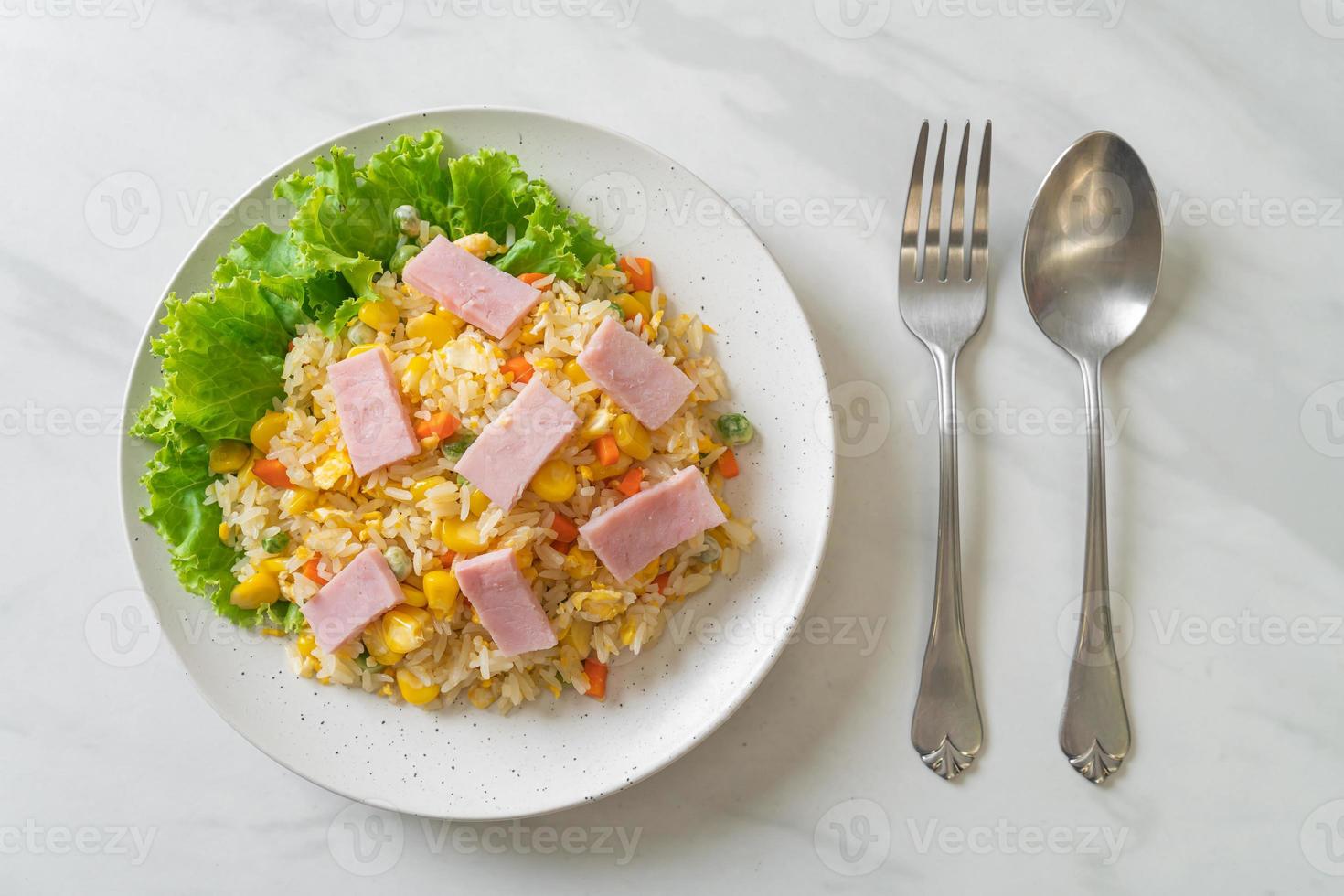 arroz frito caseiro com presunto e vegetais mistos de cenoura, feijão verde e milho foto