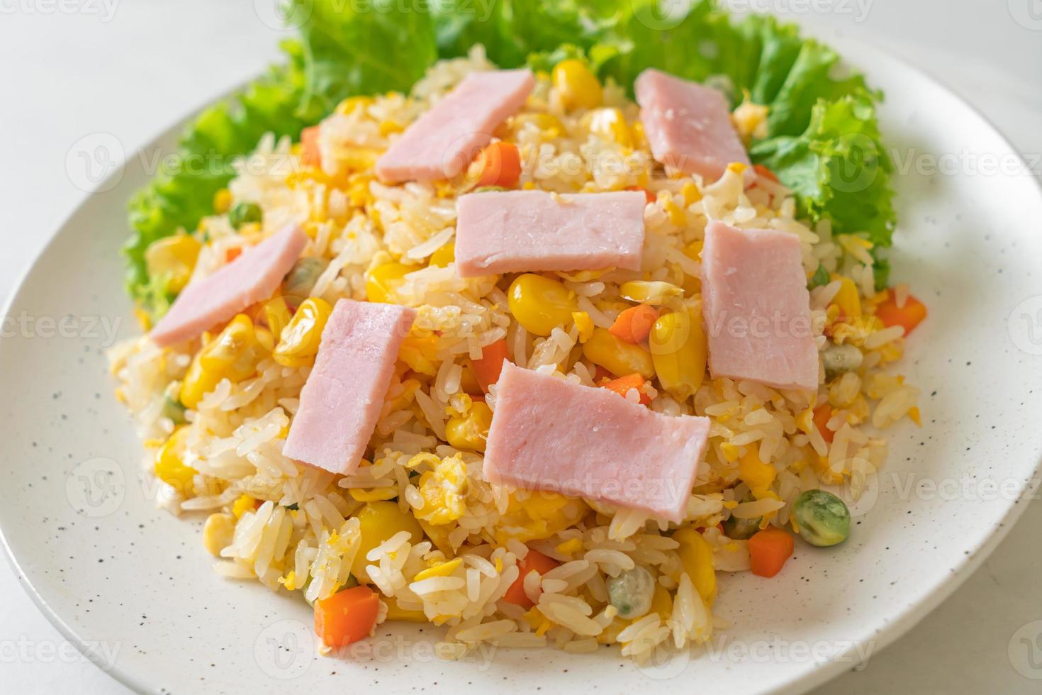 arroz frito caseiro com presunto e vegetais mistos de cenoura, feijão verde e milho foto