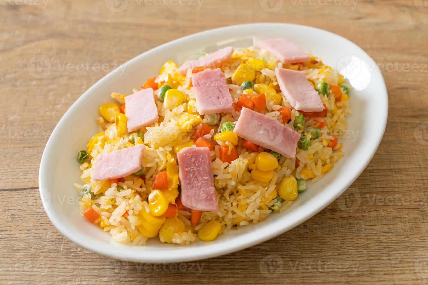 arroz frito caseiro com presunto e vegetais mistos de cenoura, feijão verde e milho foto