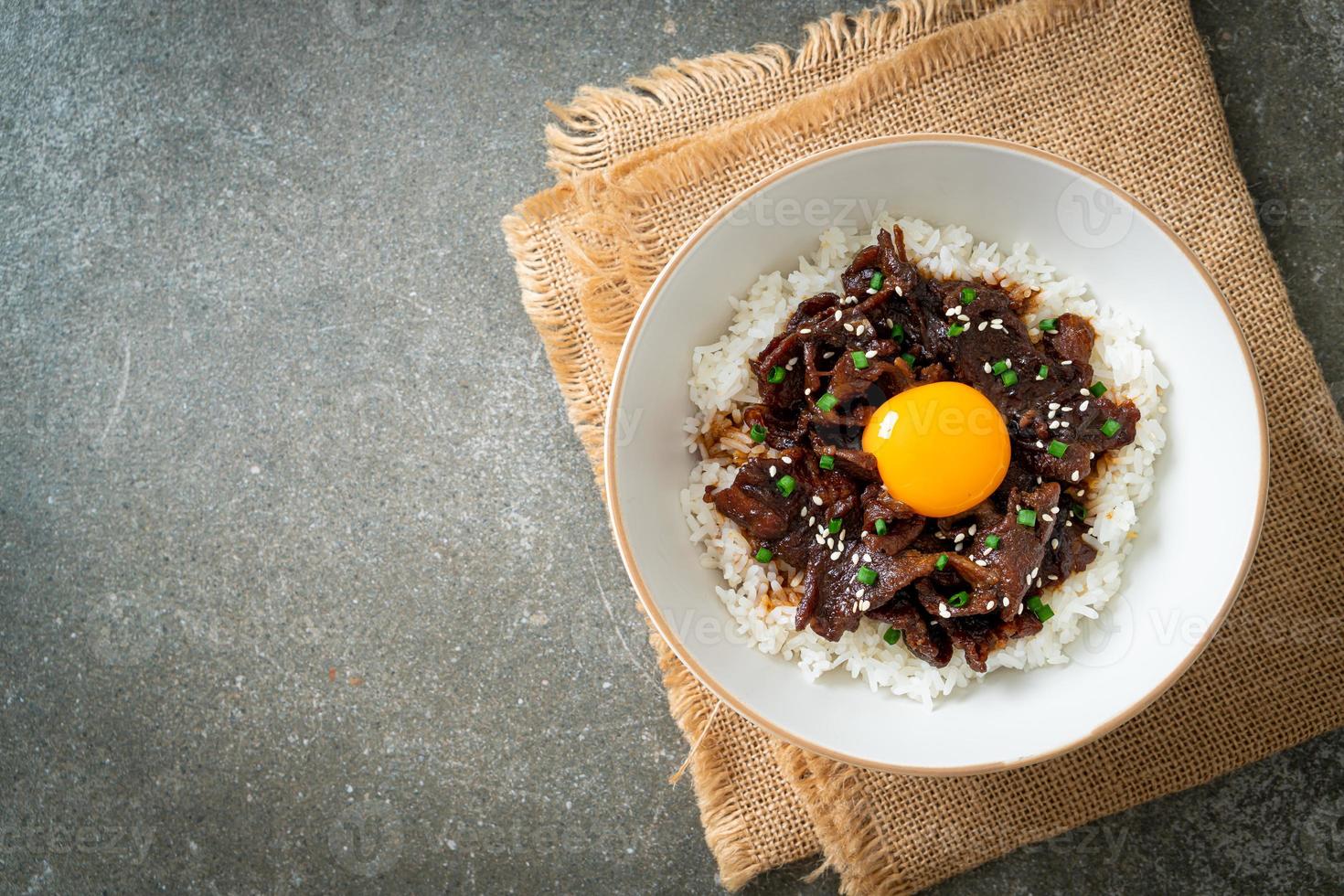 arroz com carne de porco com sabor de soja ou donburi de porco japonês foto