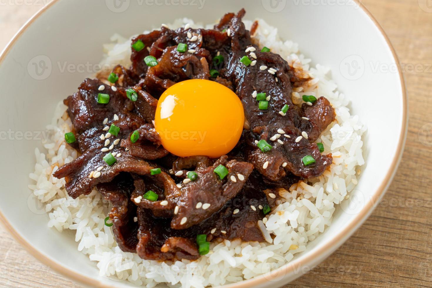 arroz com carne de porco com sabor de soja ou donburi de porco japonês foto