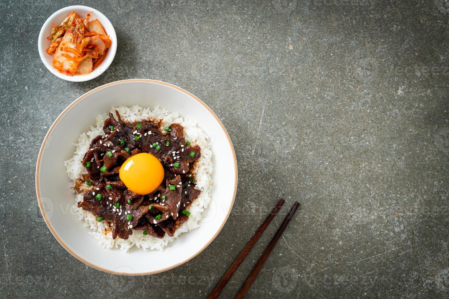 arroz com carne de porco com sabor de soja ou donburi de porco japonês foto