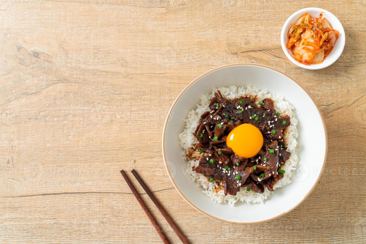 arroz com carne de porco com sabor de soja ou donburi de porco japonês foto