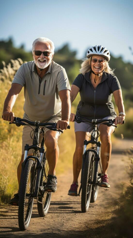 Senior casal equitação bicicletas juntos em uma cênico rota foto