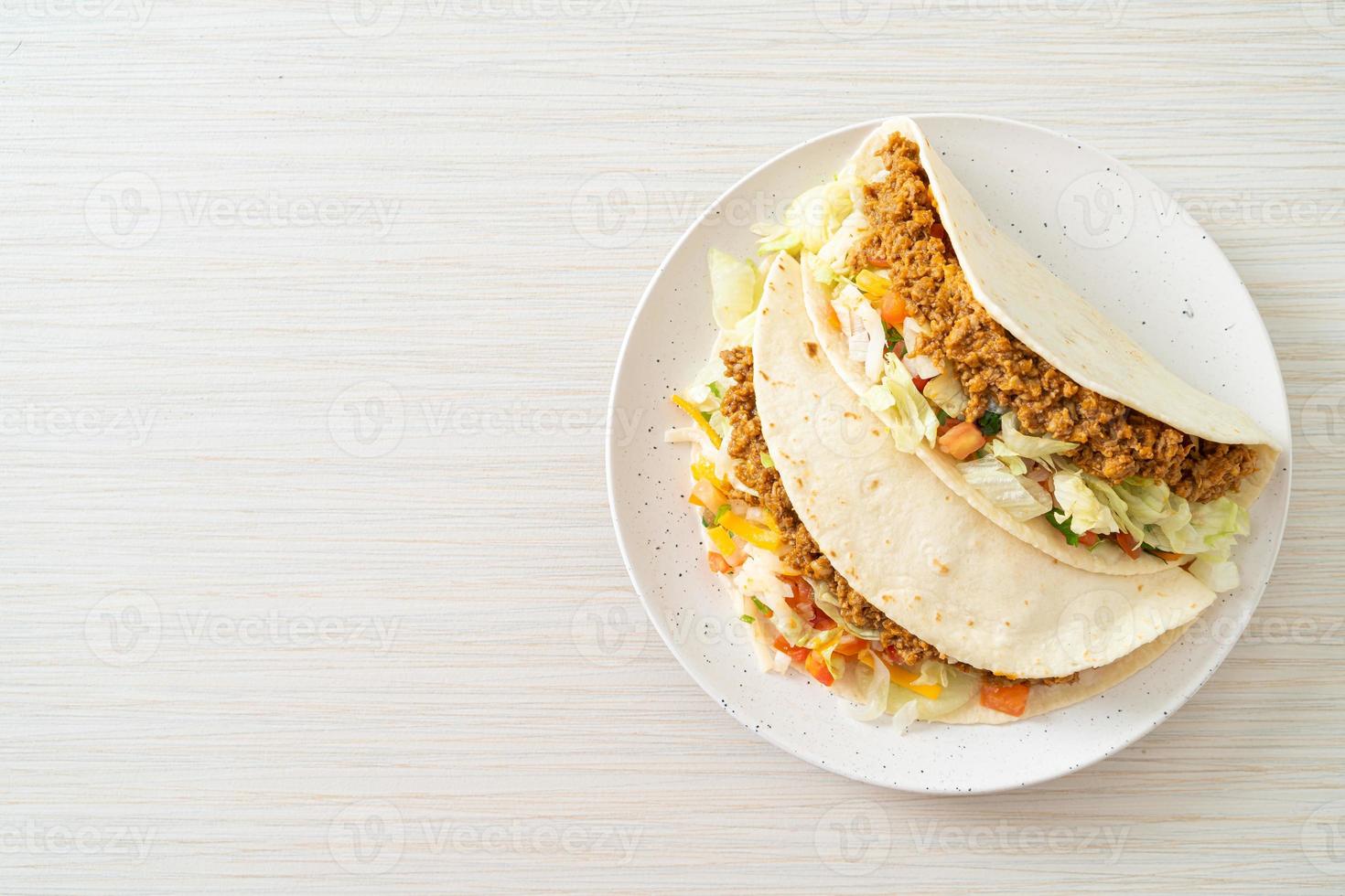 tacos mexicanos com frango picado foto