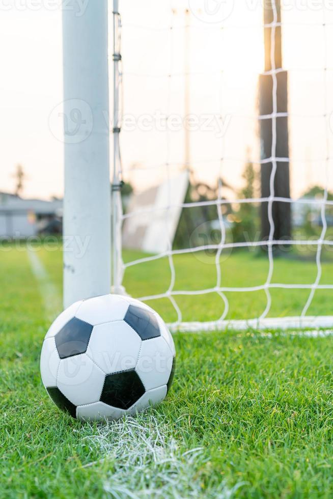 bola de futebol no campo foto