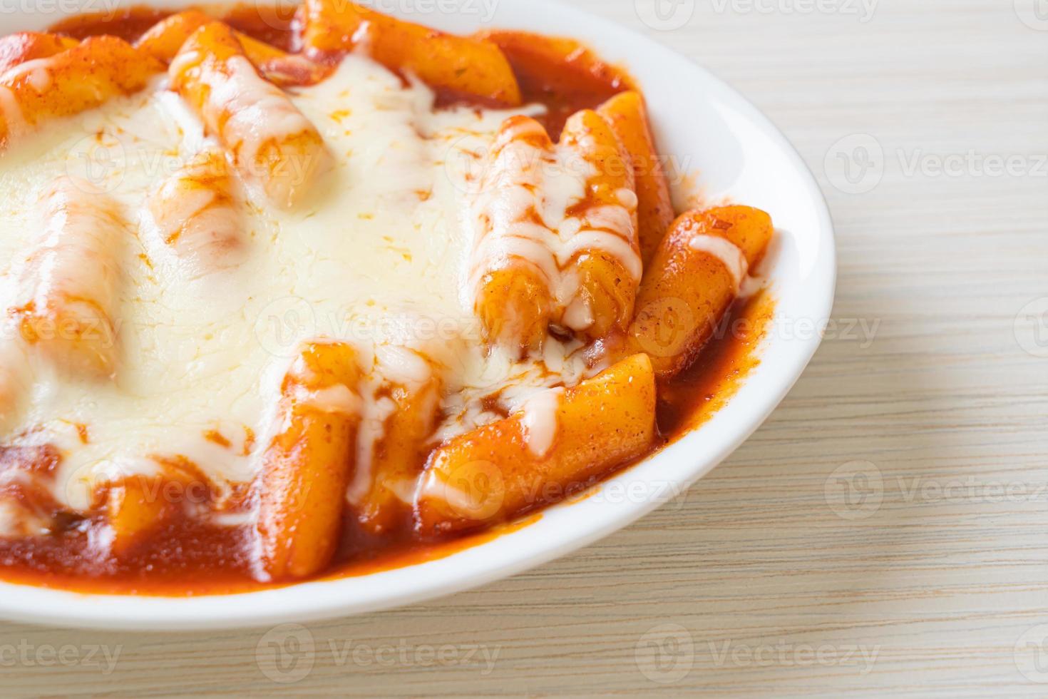 Bolo de arroz coreano em molho coreano picante com queijo, tokpokki de queijo, tteokbokki com queijo foto