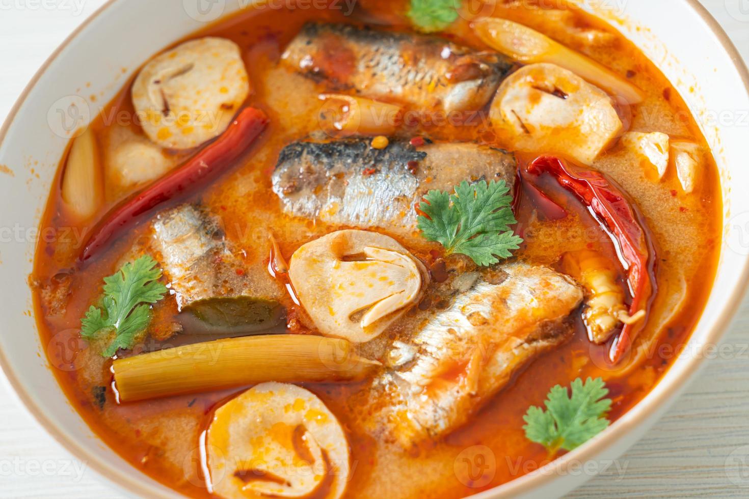 Tom yum cavala enlatada em sopa picante foto