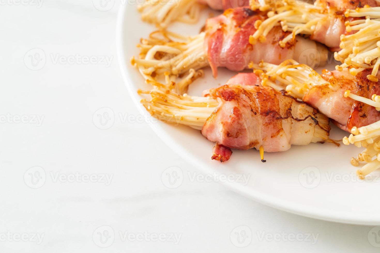 bacon embrulhado com agulha dourada de cogumelo foto