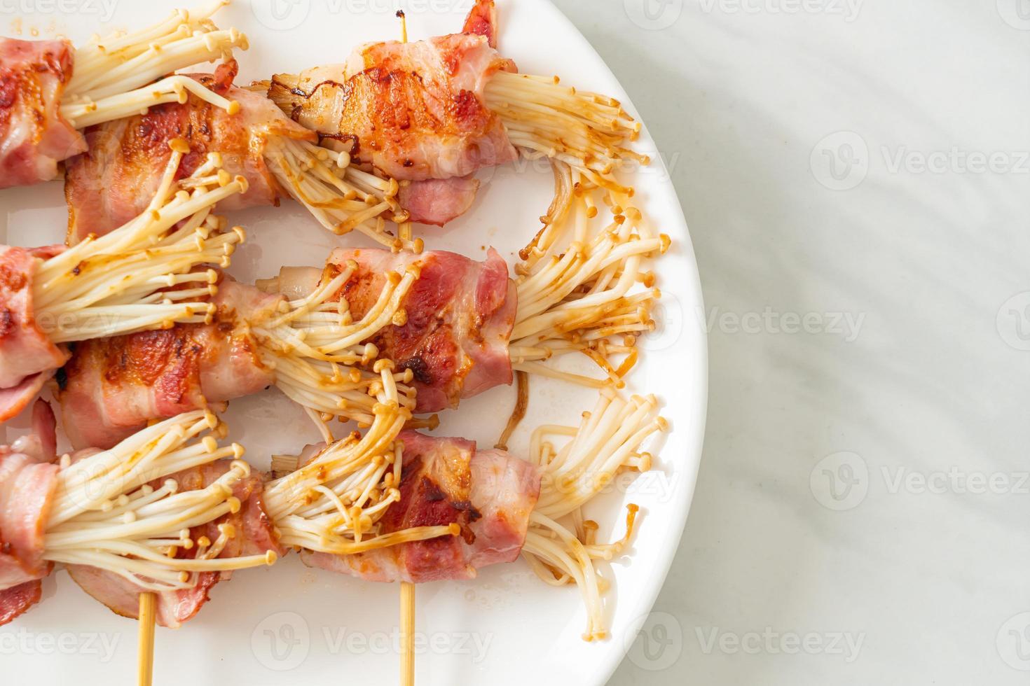 bacon embrulhado com agulha dourada de cogumelo foto