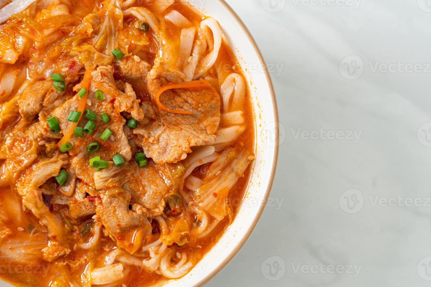 macarrão udon ramen coreano com carne de porco na sopa kimchi foto