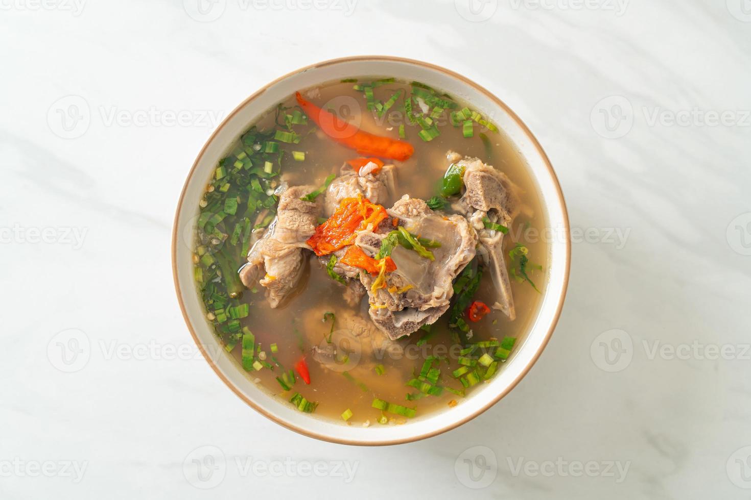 sopa de espinha dorsal de porco picada picante ou sopa leng picante foto