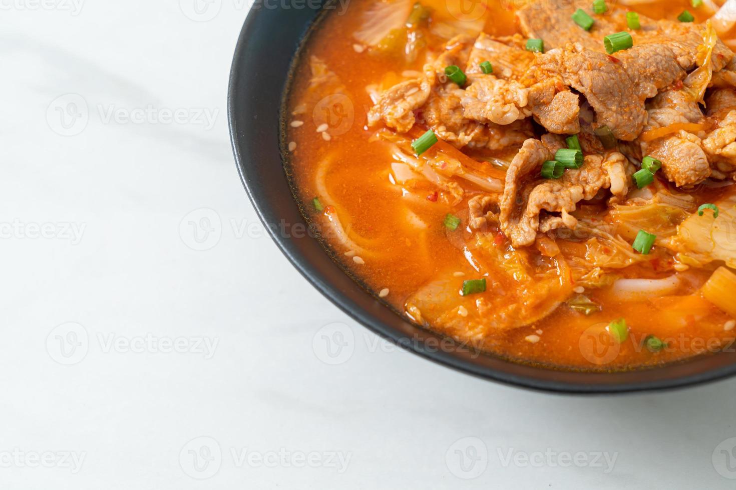 macarrão udon ramen coreano com carne de porco na sopa kimchi foto