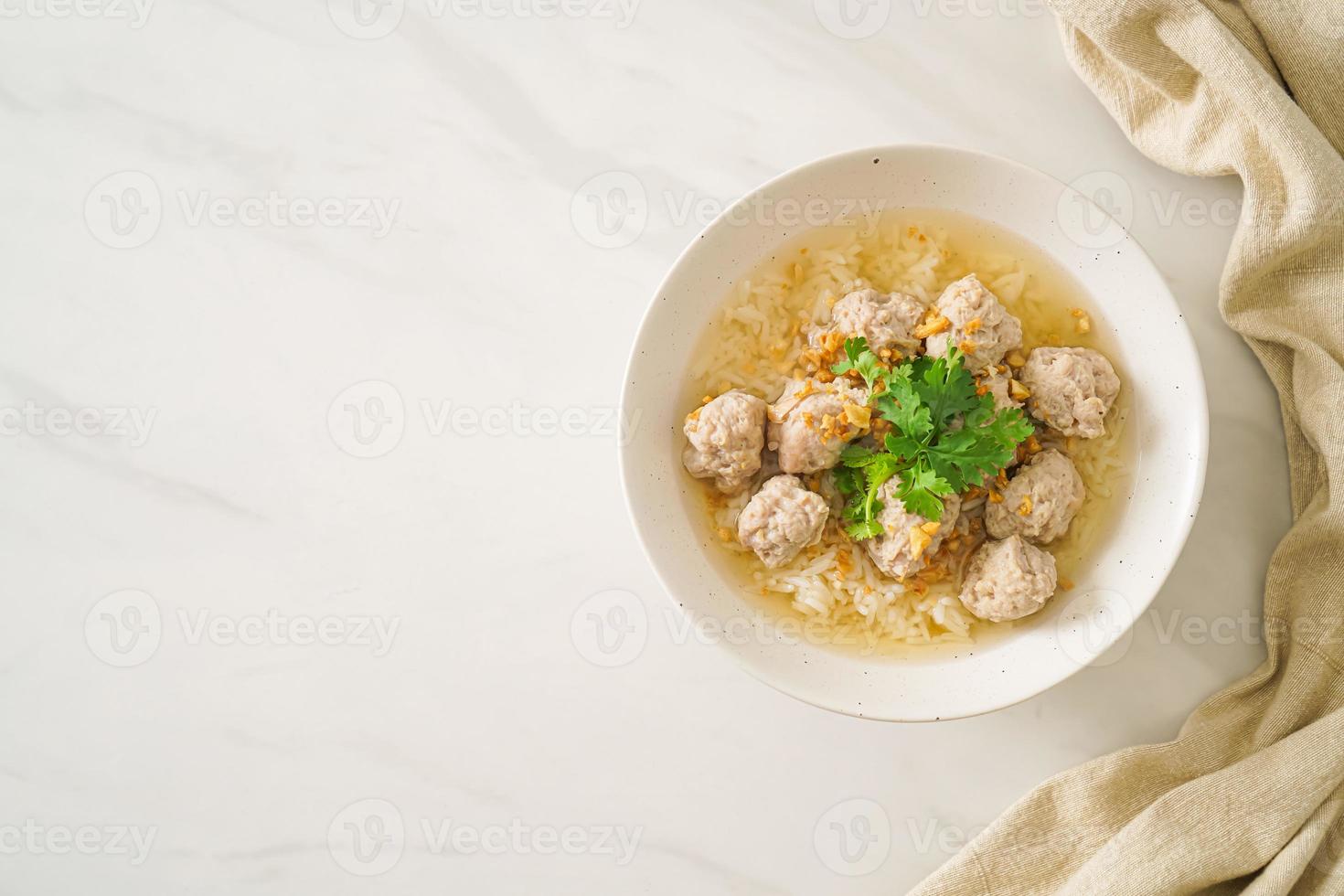 arroz cozido com tigela de porco foto