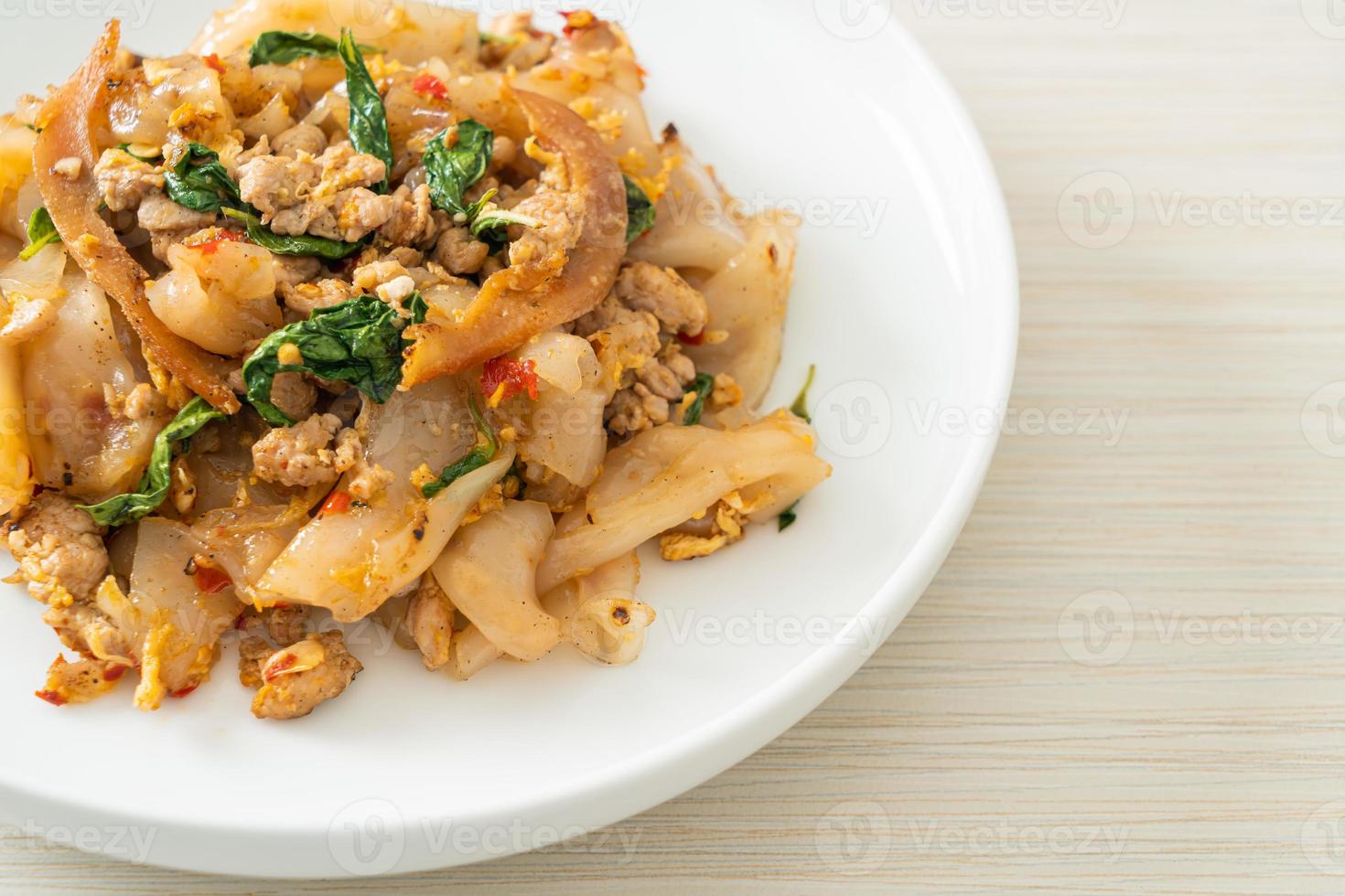 macarrão frito com frango picado e manjericão foto