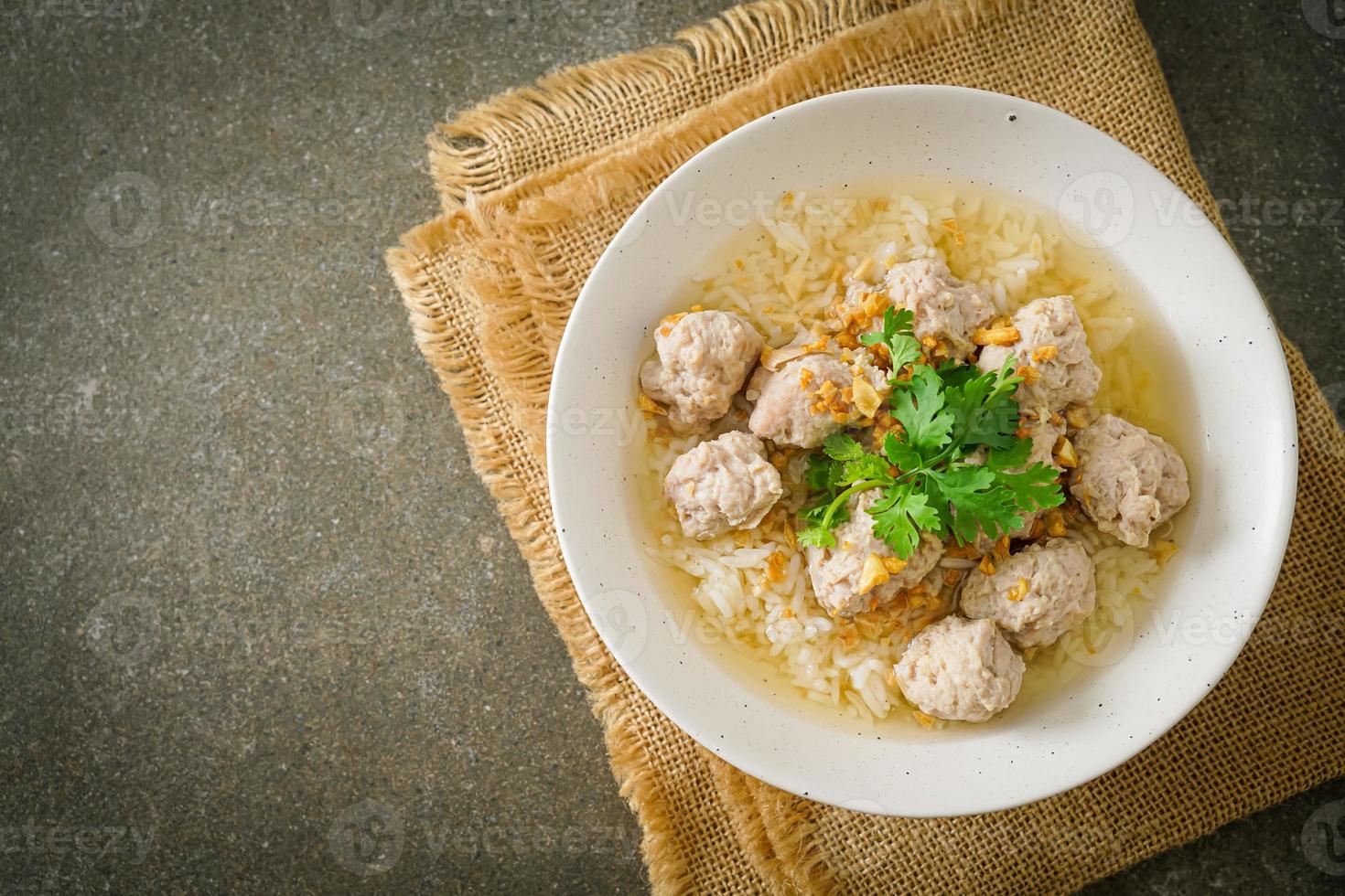 arroz cozido com tigela de porco foto