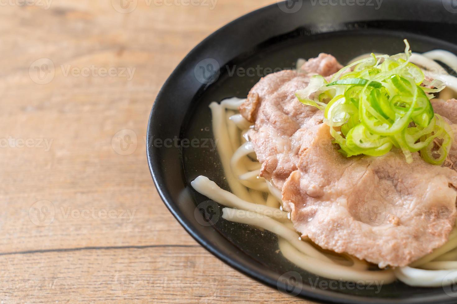 macarrão udon ramen com carne de porco - shio ramen - comida japonesa foto