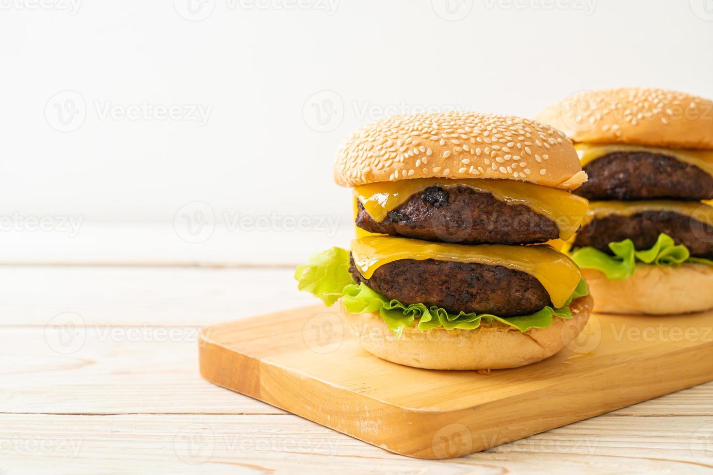 hambúrguer ou hambúrguer de carne com queijo - estilo de comida não saudável foto