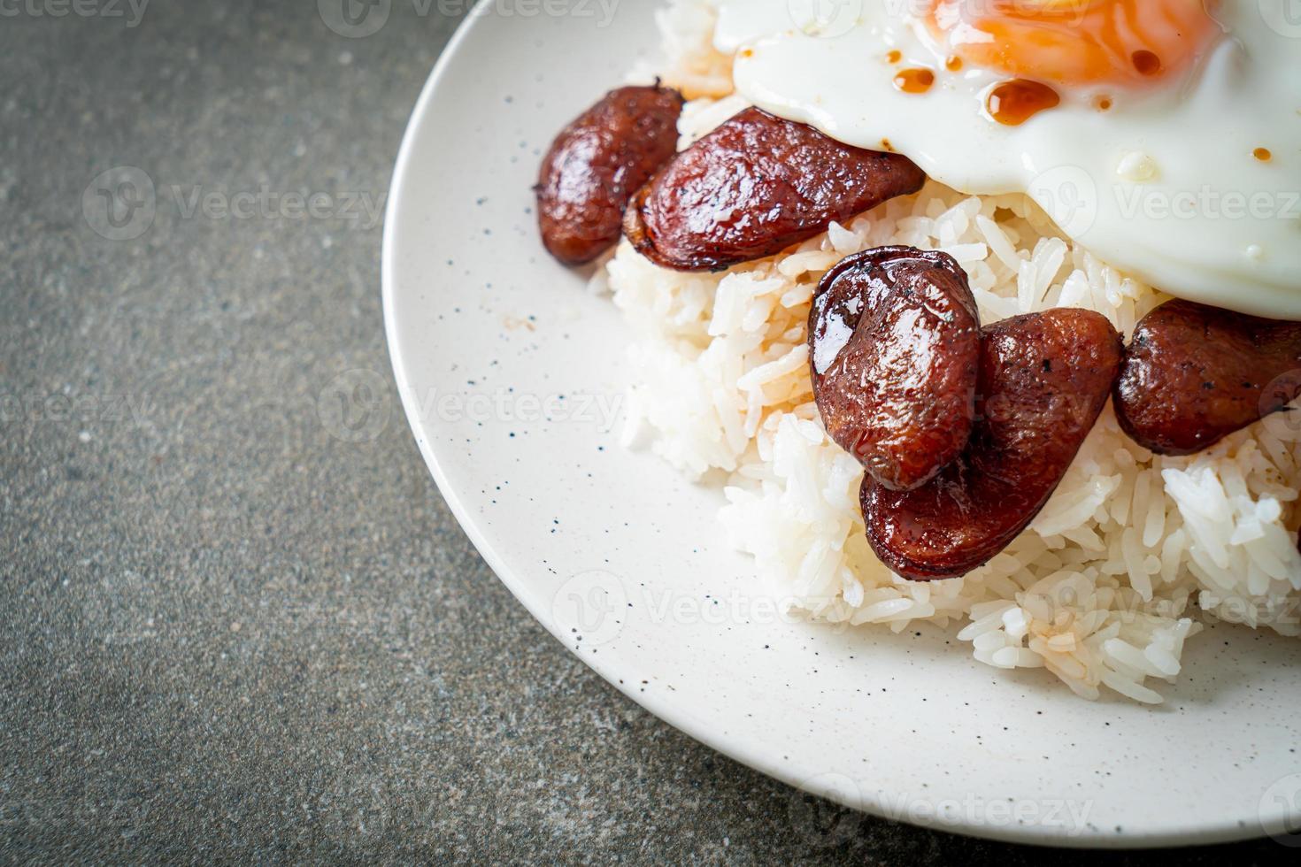 arroz com ovo frito e linguiça chinesa - comida caseira em estilo asiático foto